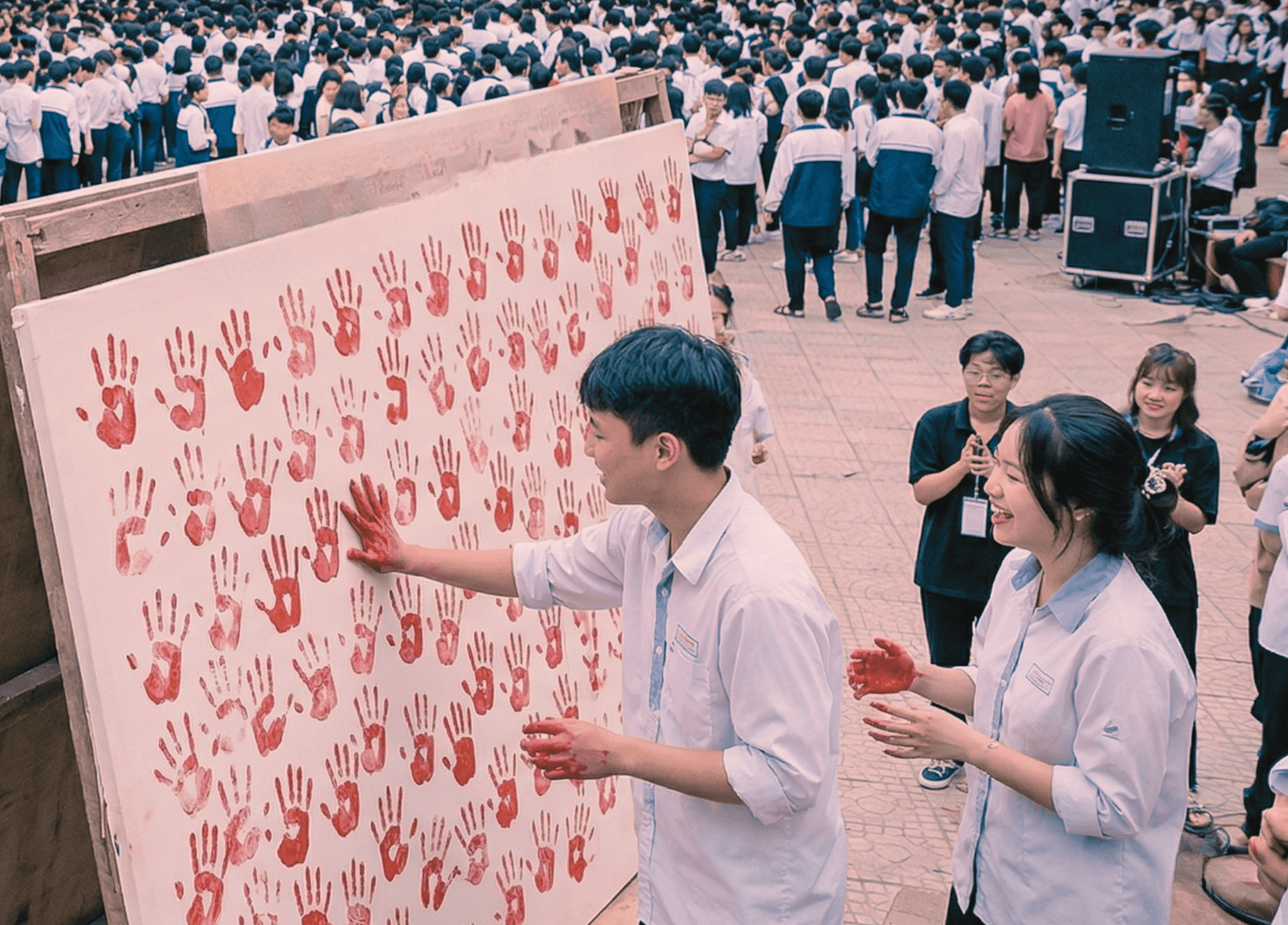 HƠN 1000 HỌC SINH THAM GIA LẤY DẤU TAY TẠI MINH LAI FEST